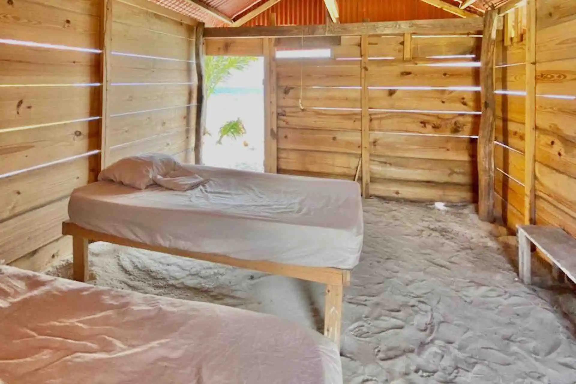San Blas cabin Igua bedroom with sand floor