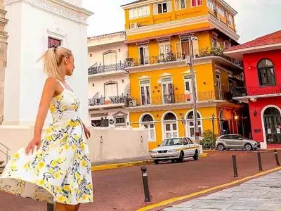 Recorrido a pie por el Casco Viejo de Panamá mujer vestida paquetes de vacaciones en Panamá