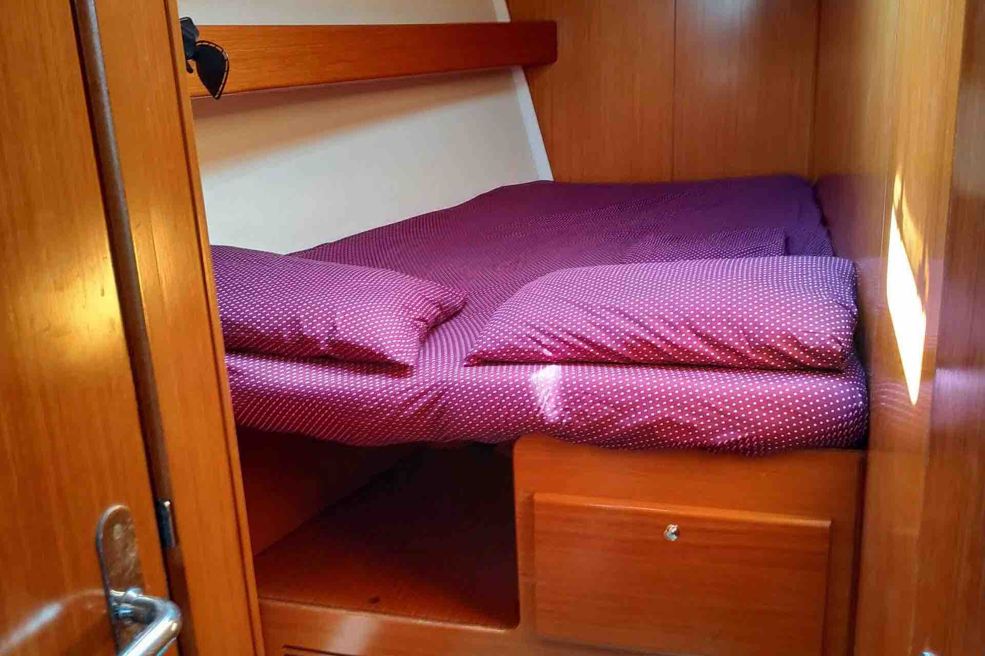 San Blas sailboat charter boat guest bedroom