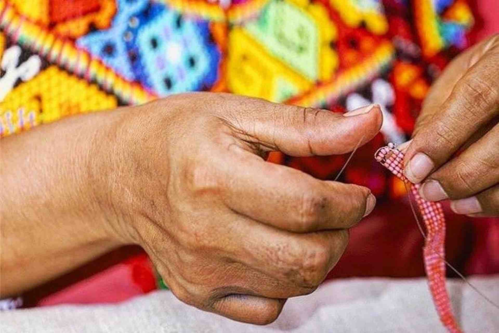 Casco Viejo Walking Tour image: close-up of hands working on colorful beadwork
