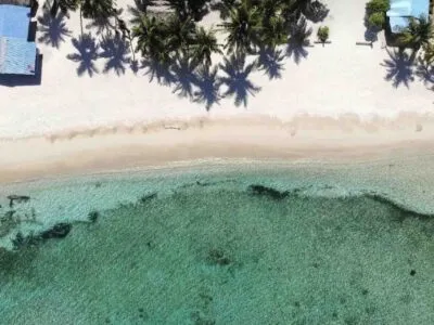 San Blas Isla Ina isla vista aérea dron de playa y arrecife oceánico