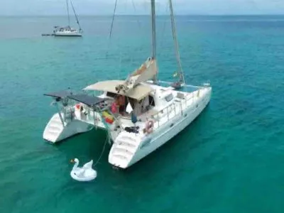 Vista aérea de charter catamarán San Blas
