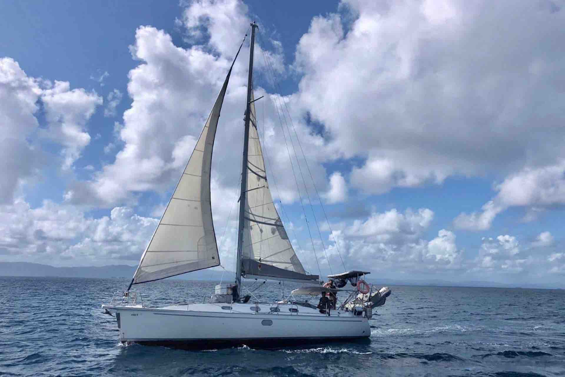 San Blas sailing charter sailboat under sail 2