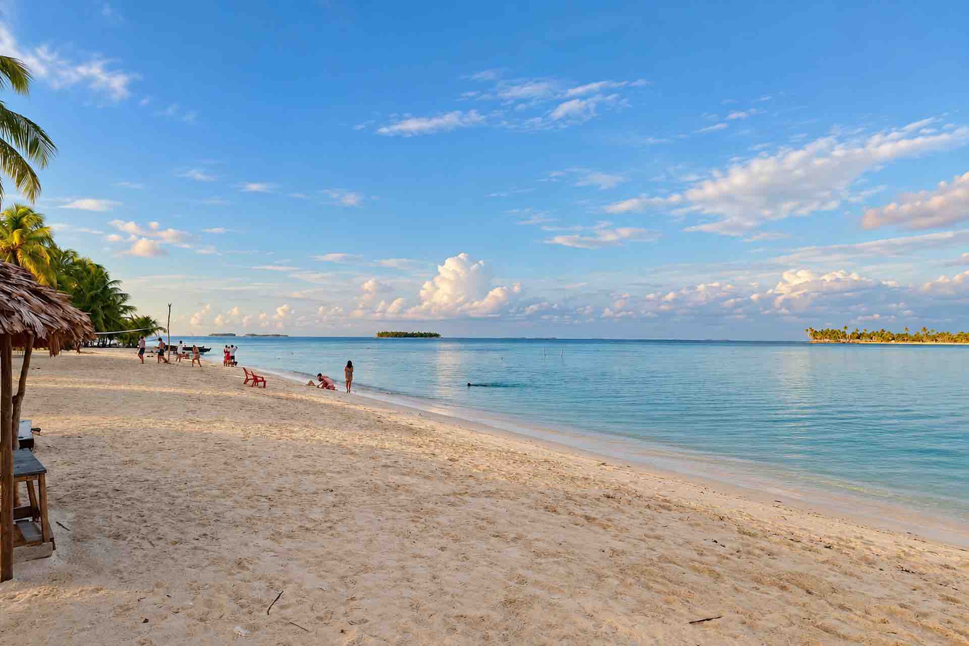 Quiet sandy shoreline and Caribbean water at Isla Ina San Blas