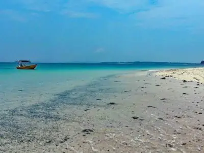 islas de las perlas beach and boat