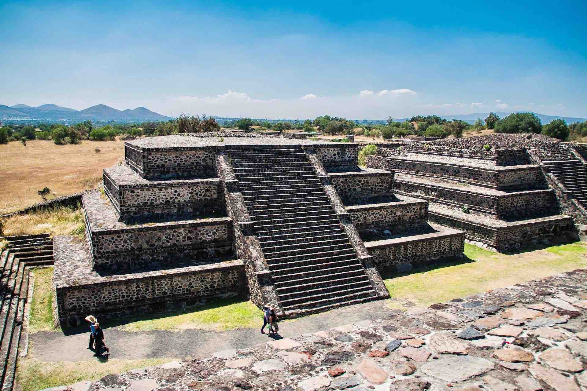 Tour de las ruinas del palacio de las pirámides de Teotihuacán México