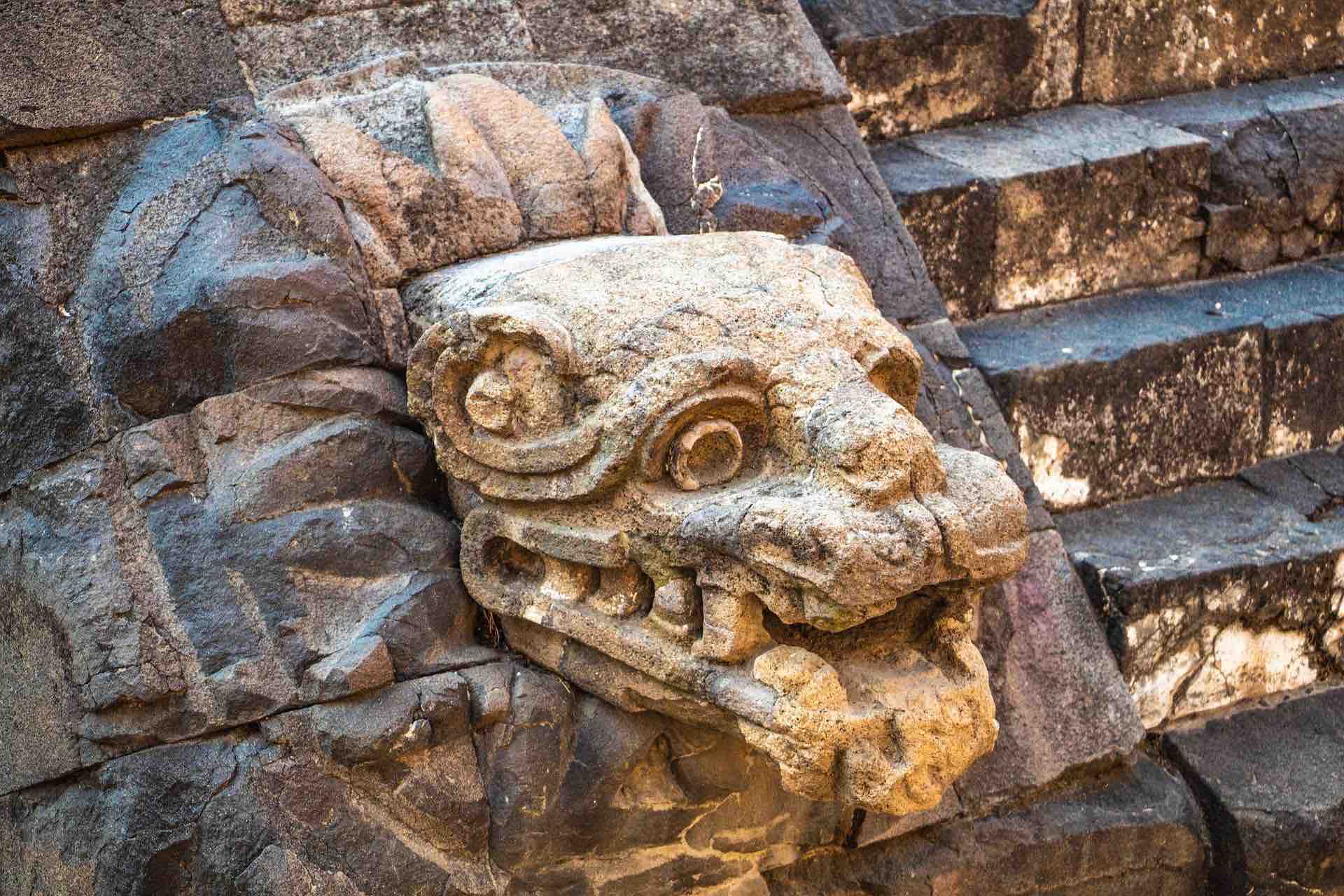 Pirámides de Teotihuacán tallado en piedra Visita a la ciudad de México