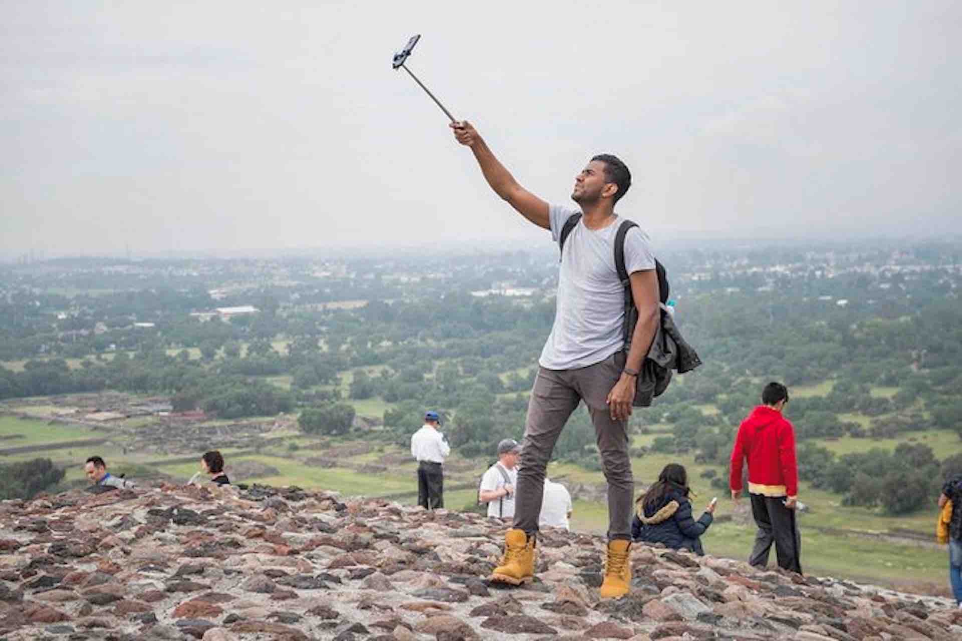 Visitante de las pirámides de Teotihuacán se toma una selfie en la cima de la pirámide durante el recorrido