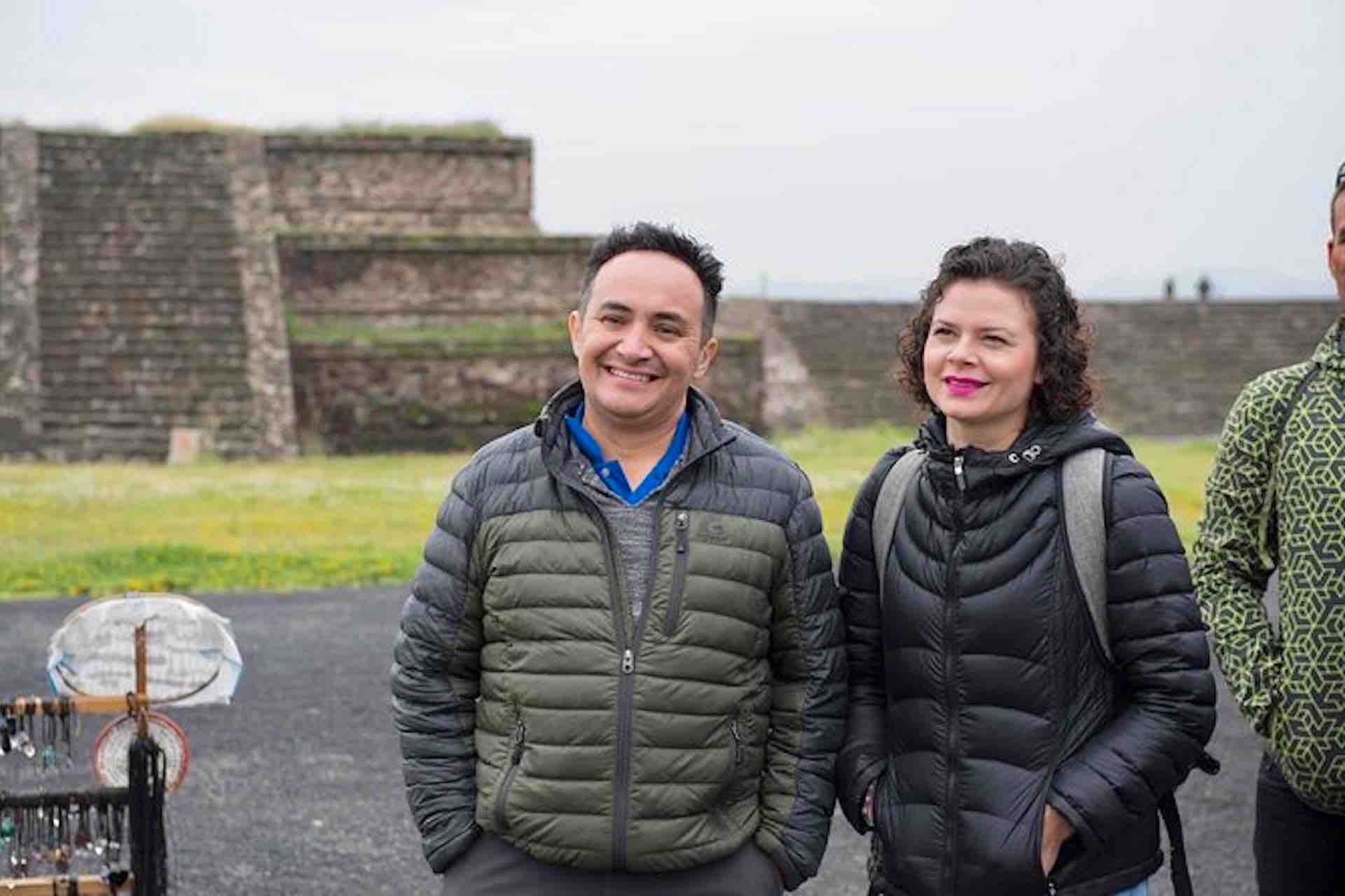 Visitantes de Teotihuacán sonriendo