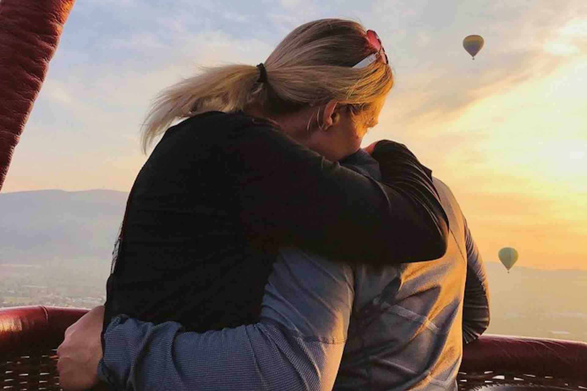 Teotihuacan hot air balloon romantic couple during tour
