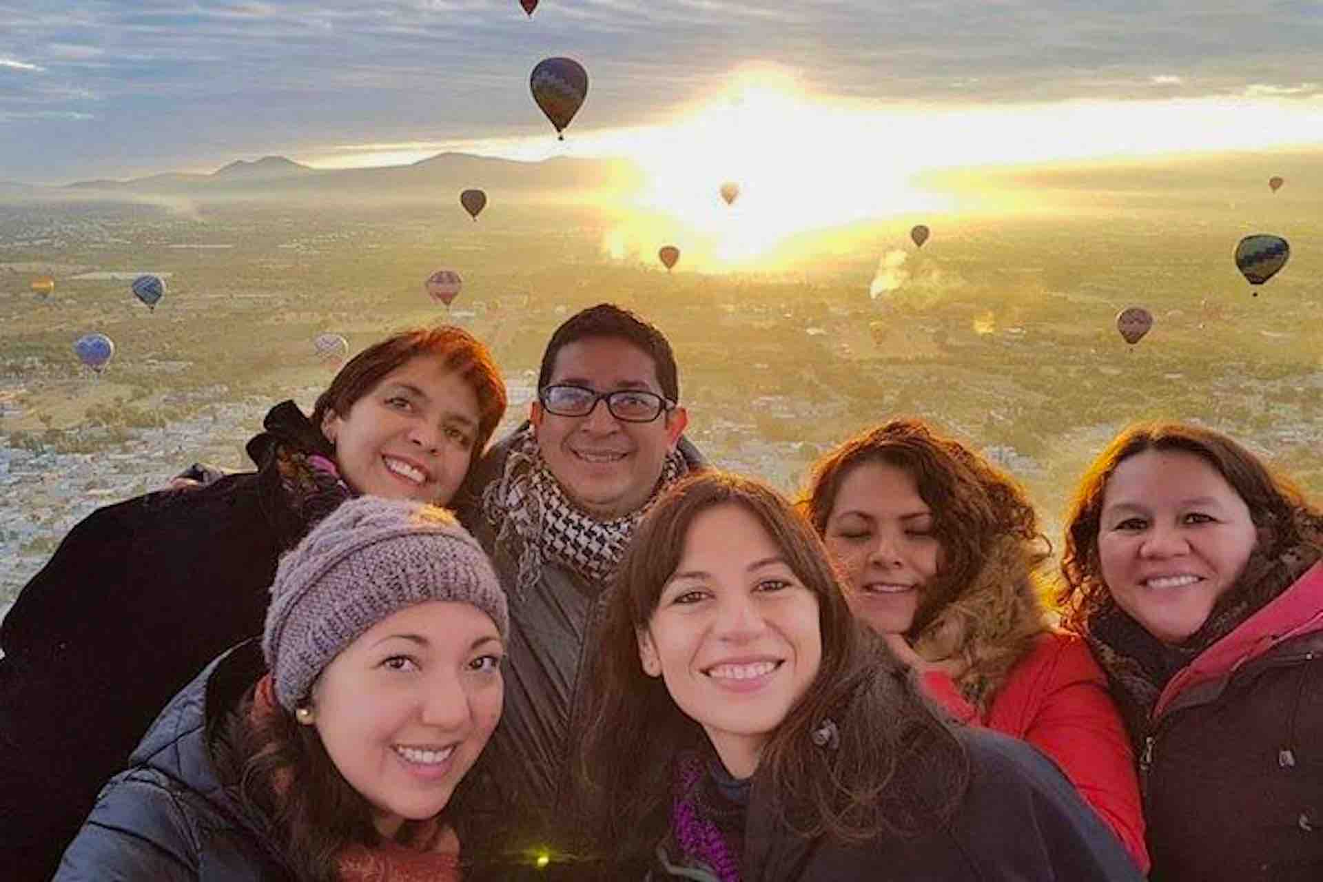 Teotihuacan hot air balloon visitors selfie
