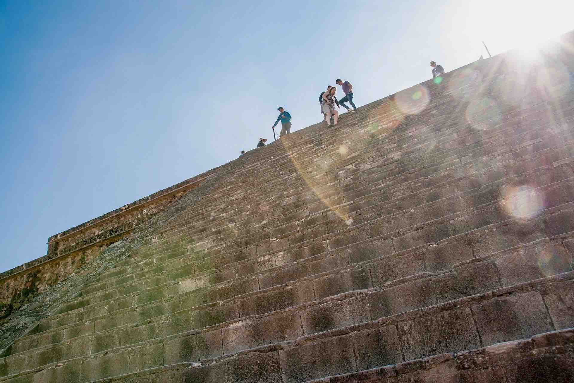 Teotihuacán tour visitors climbing steps