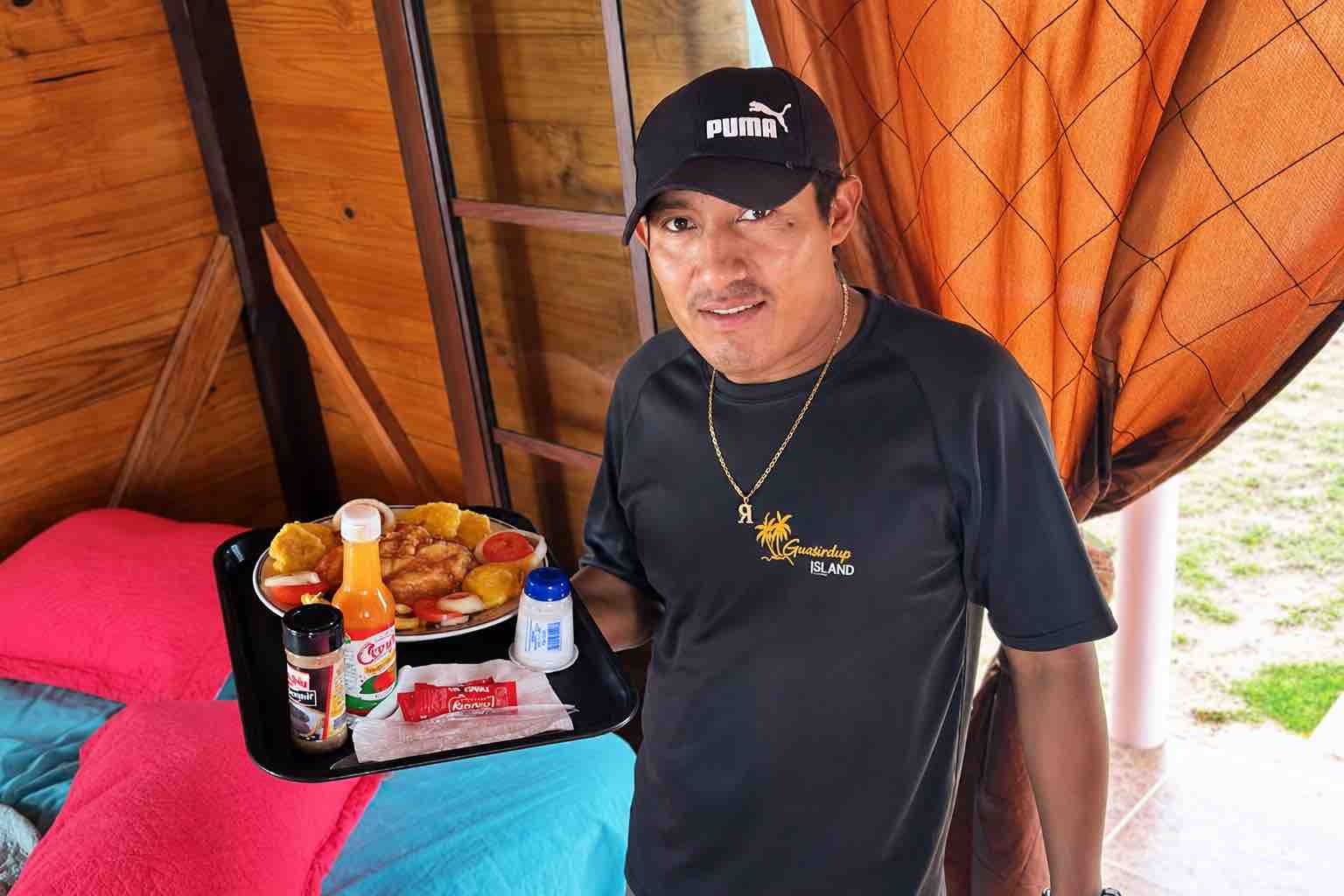 Meal service delivered to an Isla Guasirdup private cabin