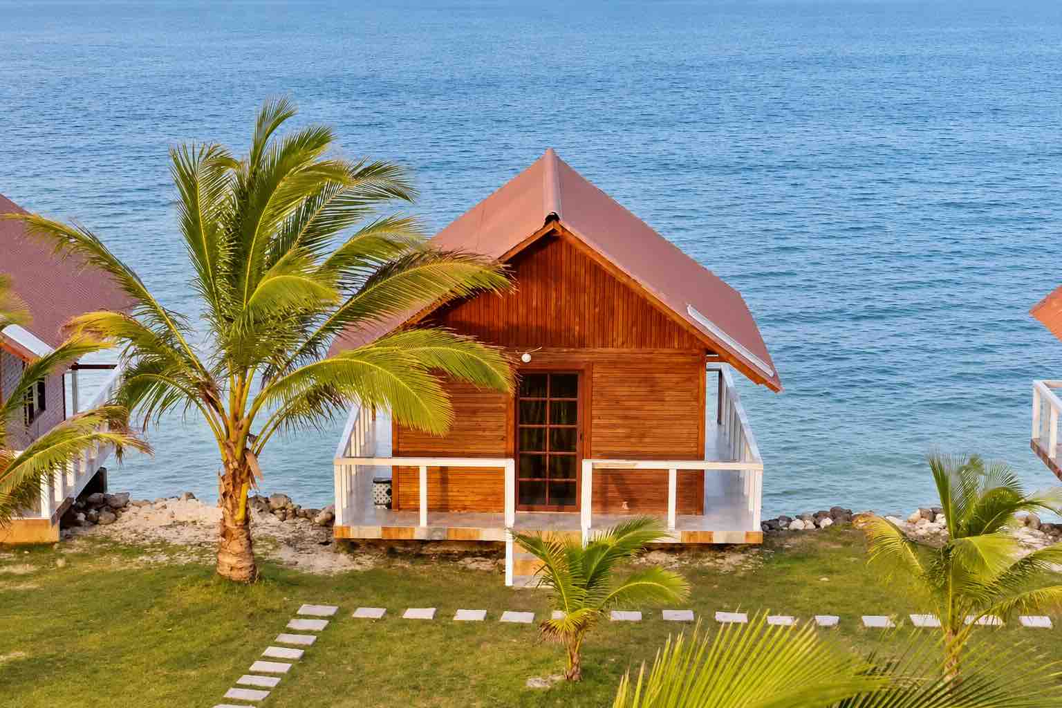 Front view of an oceanfront cabin on Isla Guasirdup San Blas