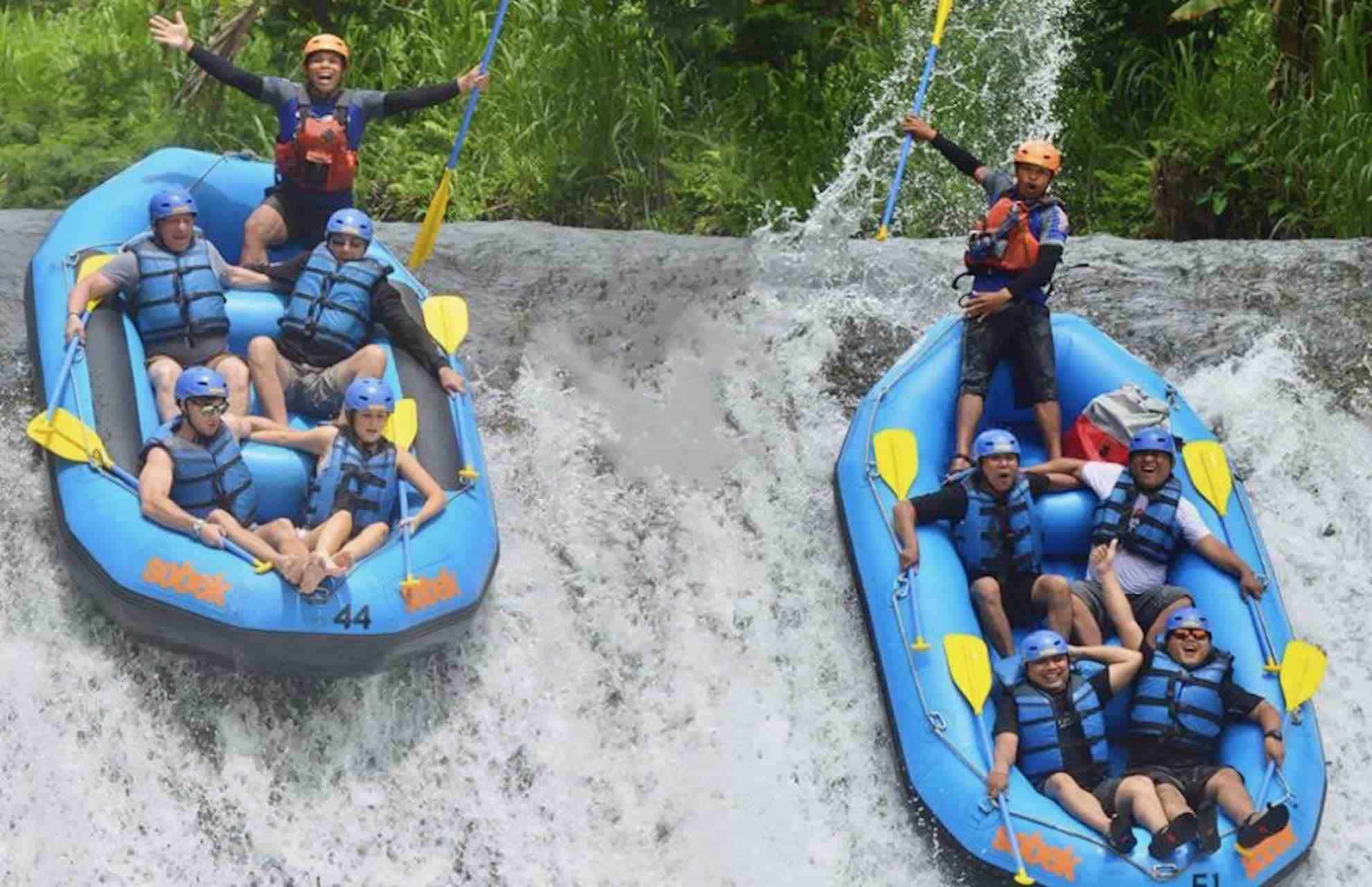 Bali River Rafting Ubud tour in Ayung river guests dropping