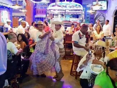 Comida de Panamá Ciudad de Panamá La Fonda restaurante gente bailando