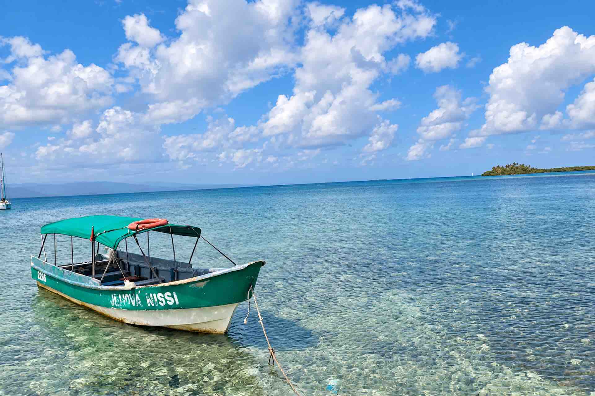 Small motorboat on the water near Isla Miryadup