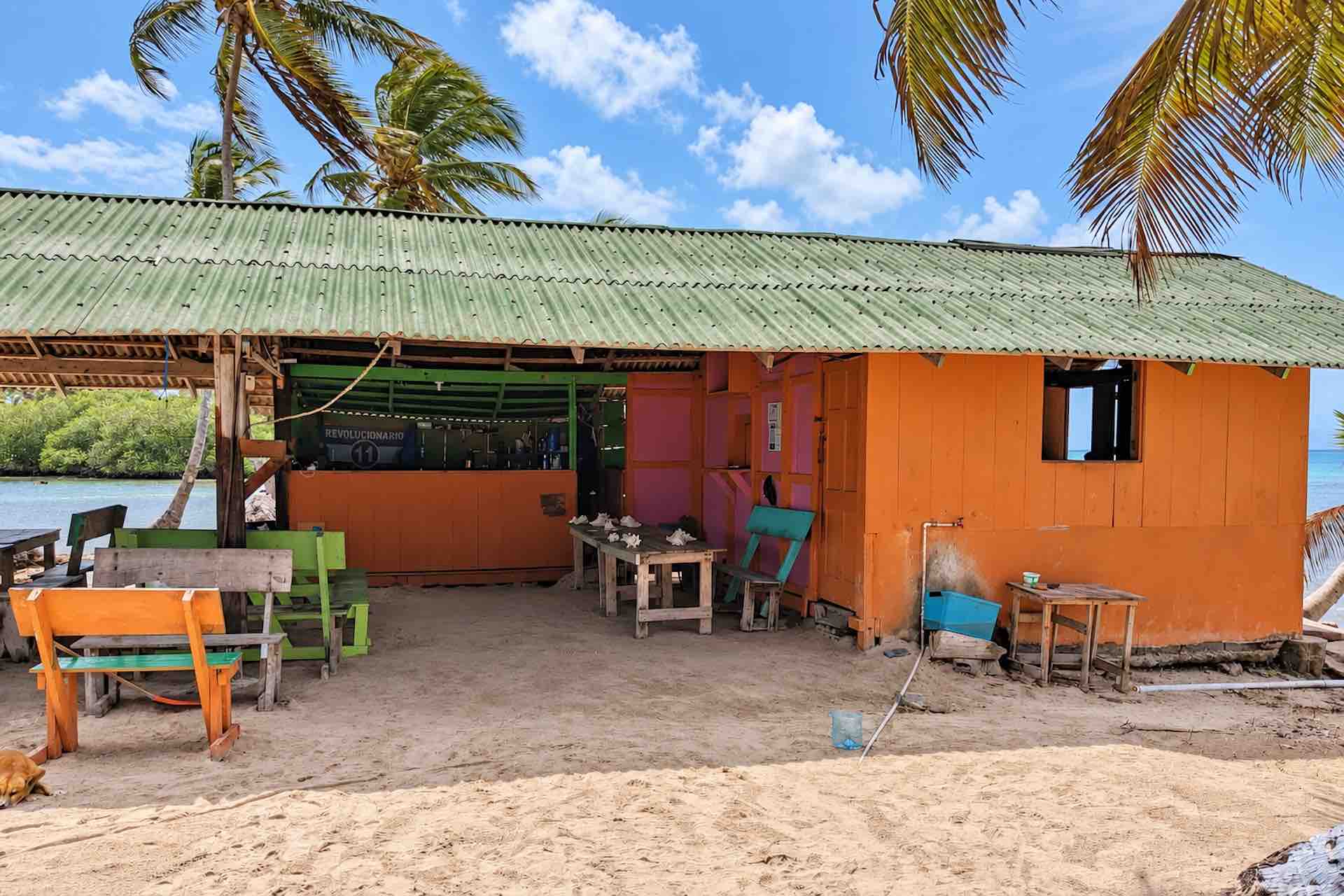 Front view of the island dining area on Isla Miryadup