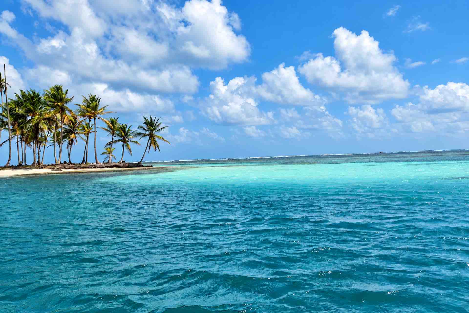 Clear shallow Caribbean water near Isla Miryadup