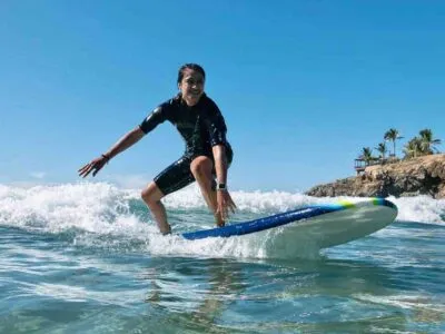 Surfeando Cabo San Lucas montando olas pequeñas