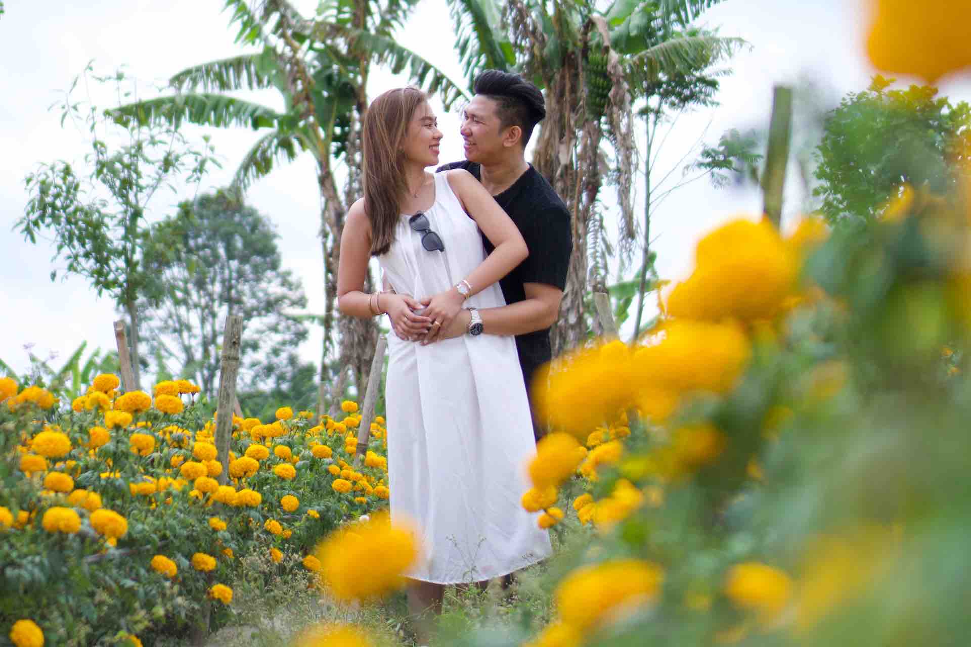 Bali Instagram Tour c ouple in flower field