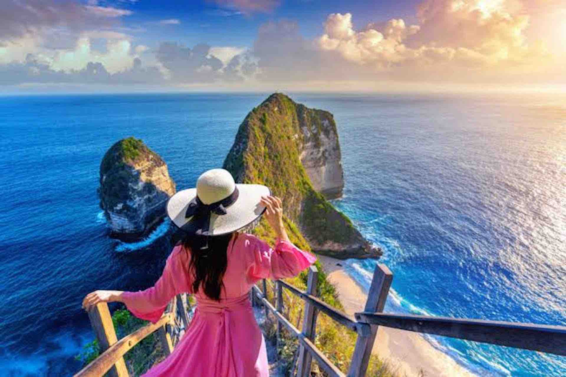 Bali Instagram Tour woman on ocean view cliff