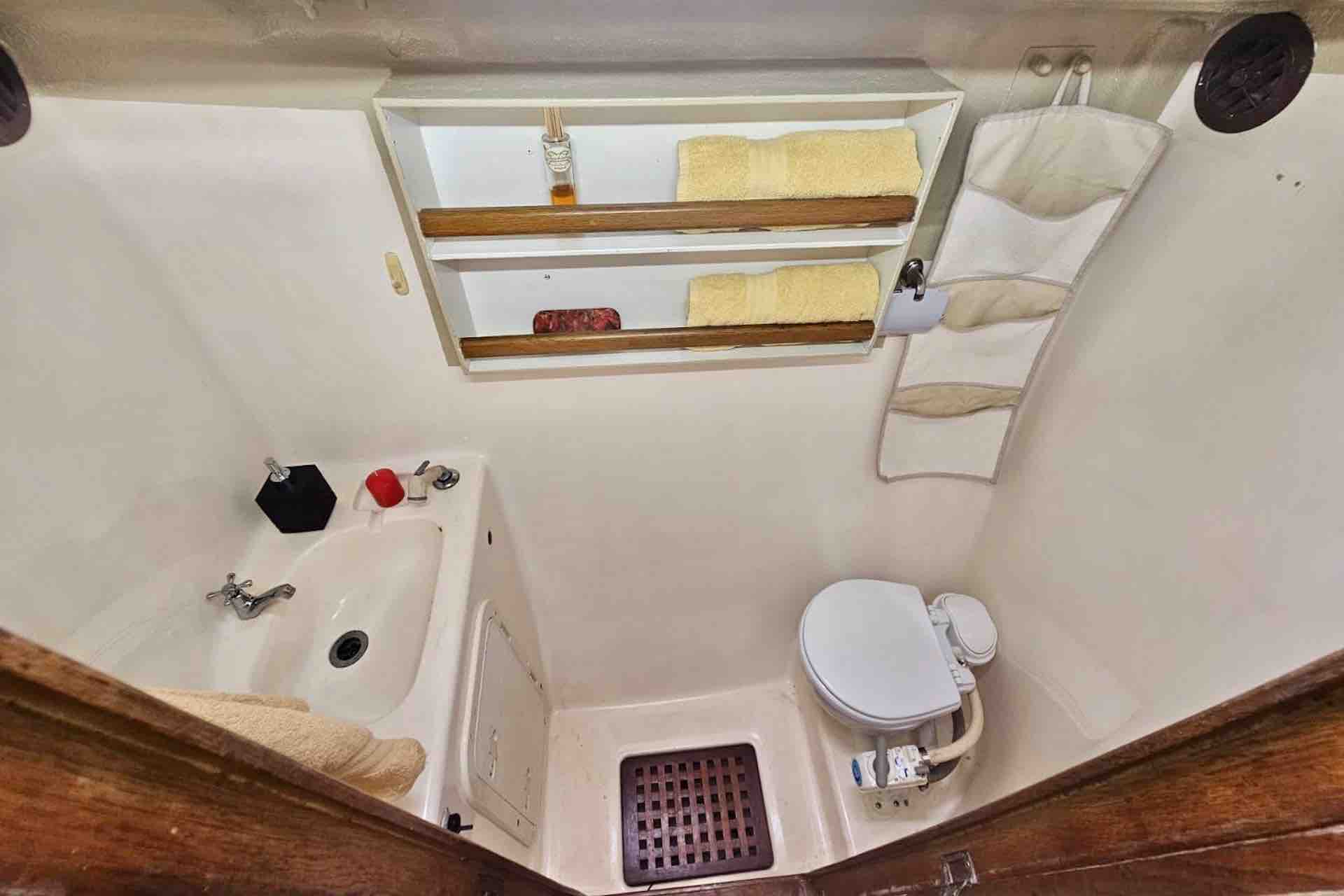 Sail San Blas Sailing catamaran Admiral 40 bathroom 3