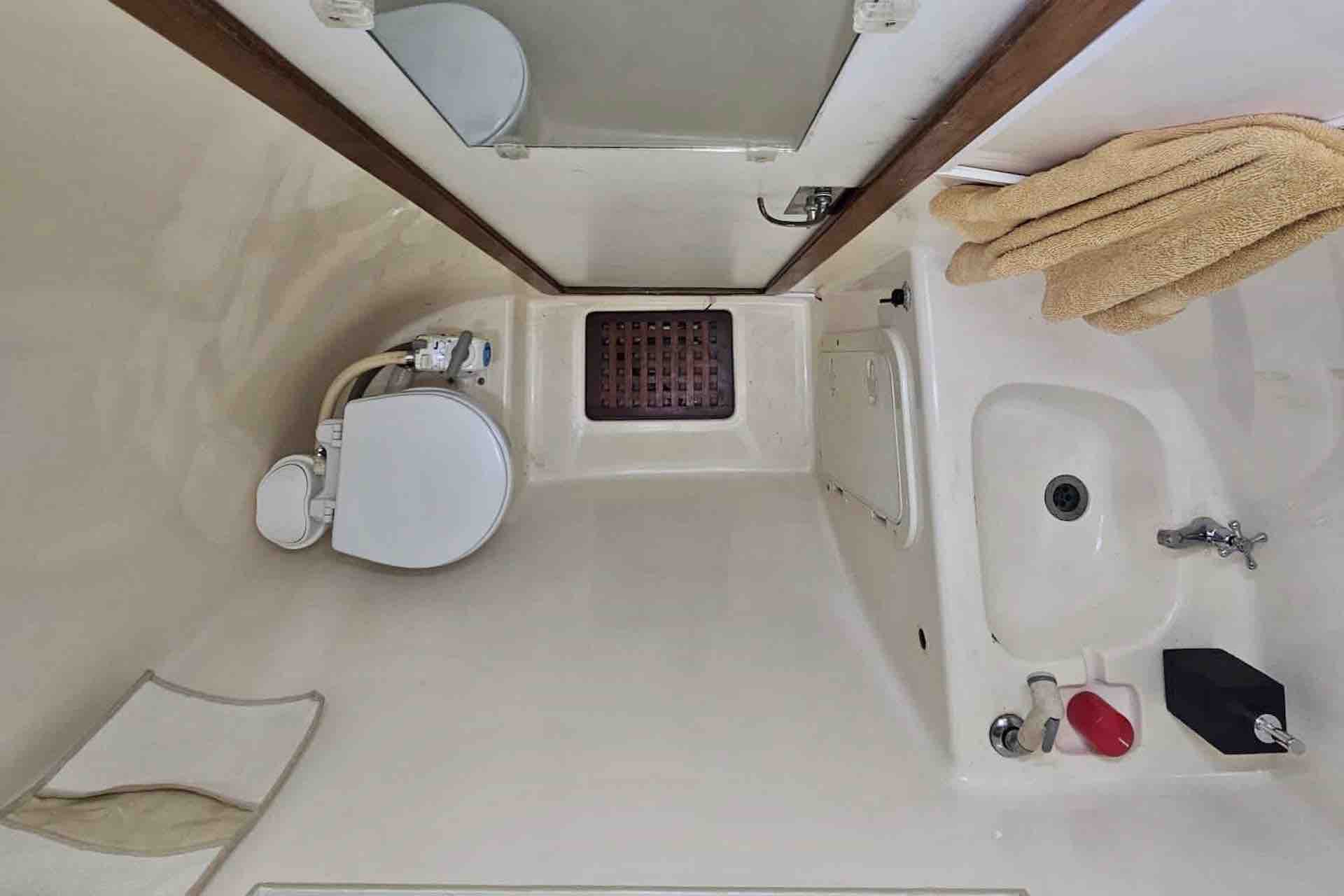 Sail San Blas Sailing catamaran Admiral 40 bathroom top view