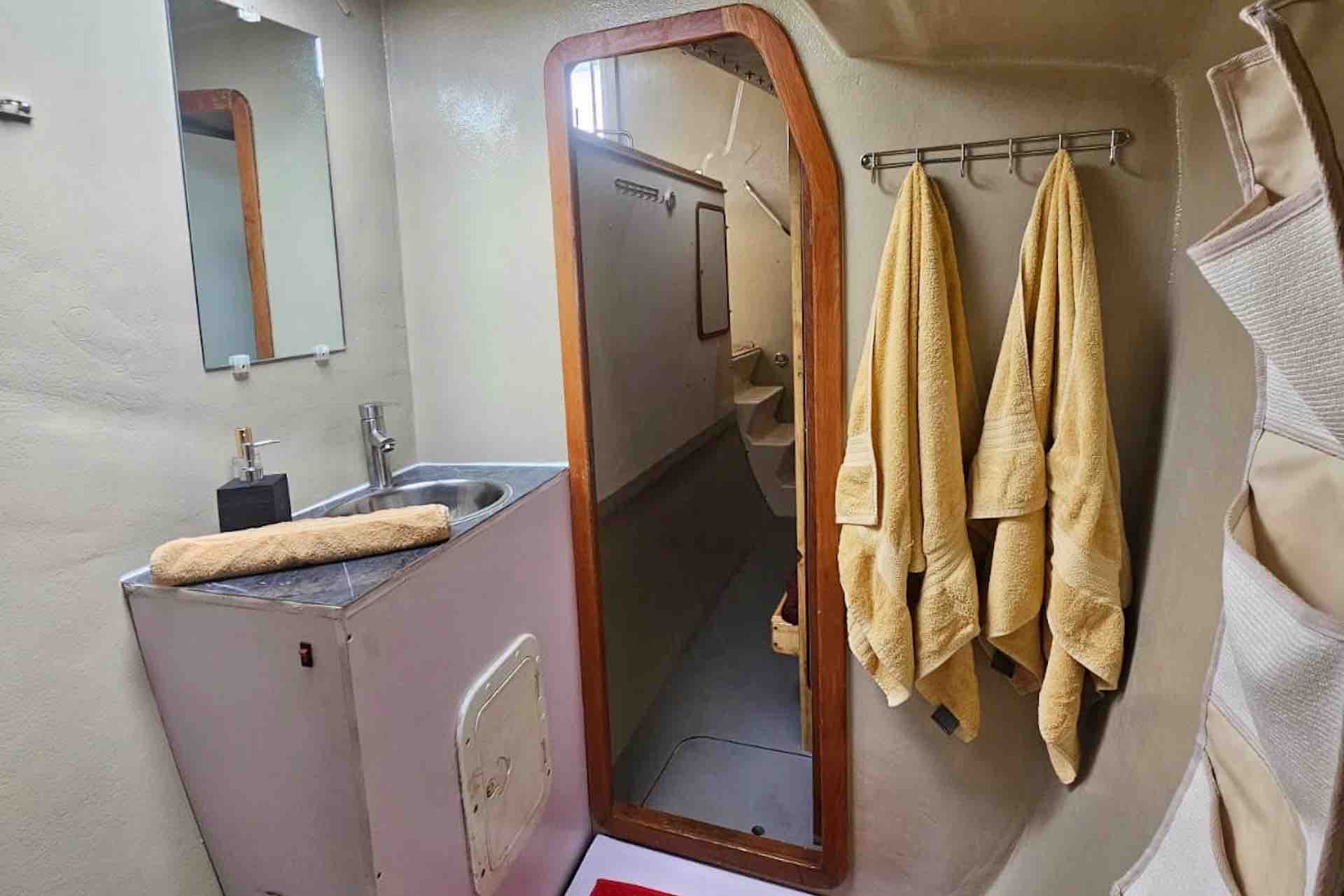 Sail San Blas Sailing catamaran Admiral 40 bathroom with window