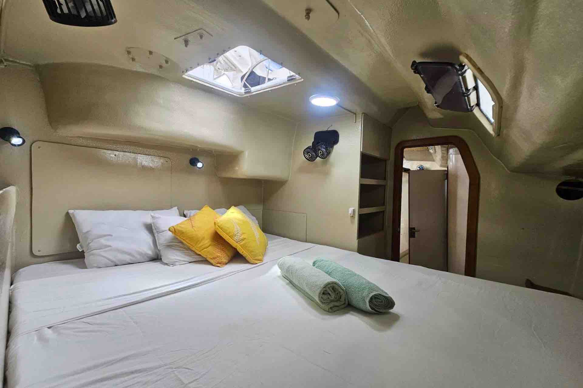 Sail San Blas Sailing catamaran Admiral 40 master bedroom