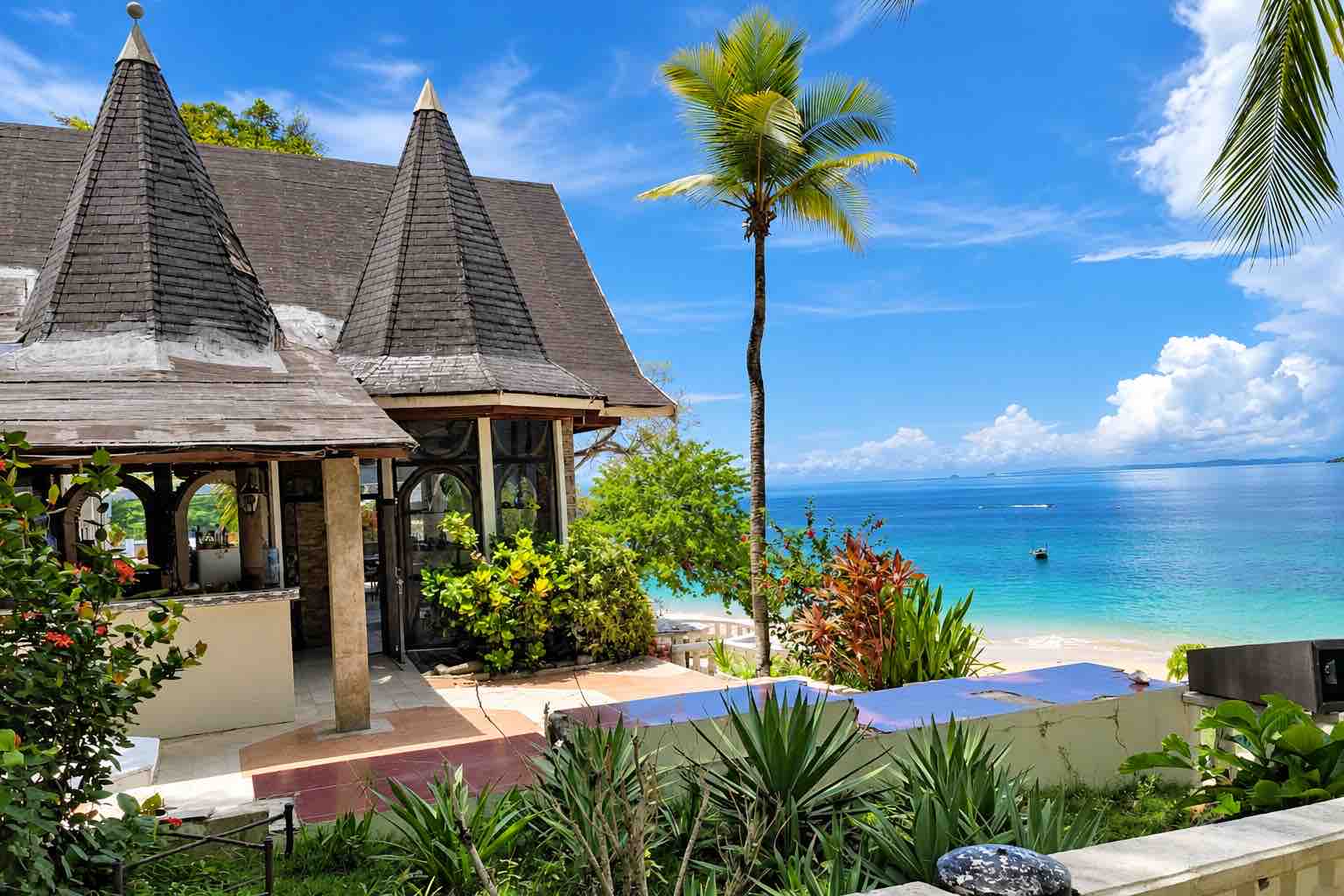 Mar y Oro Contadora – Hotel towers, tropical plants and terrace overlooking the ocean