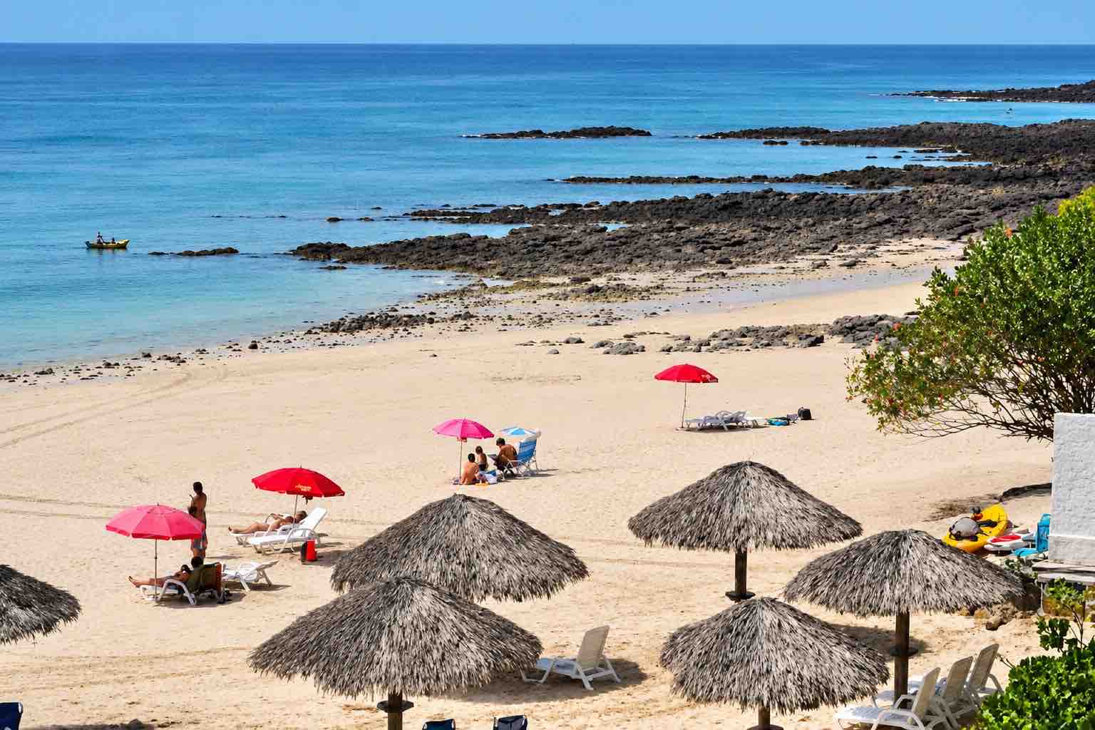 Mar y Oro Contadora – Playa Cacique beach Mar y Oro Contadora – Beach umbrellas and loungers beside the shoreline at Playa Cacique