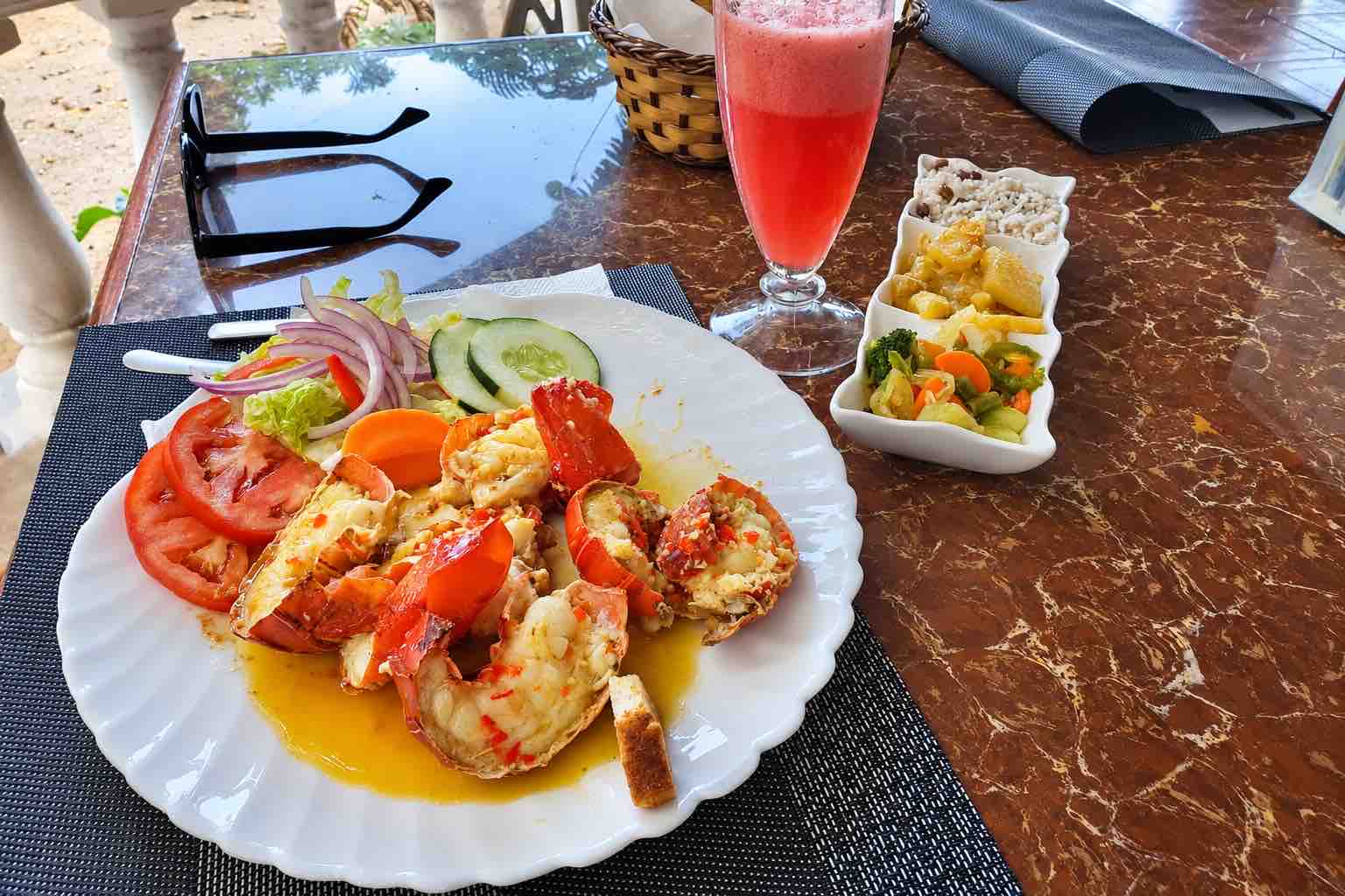 Pimienta y Sal – Lobster plate with salad, side dishes and a pink drink