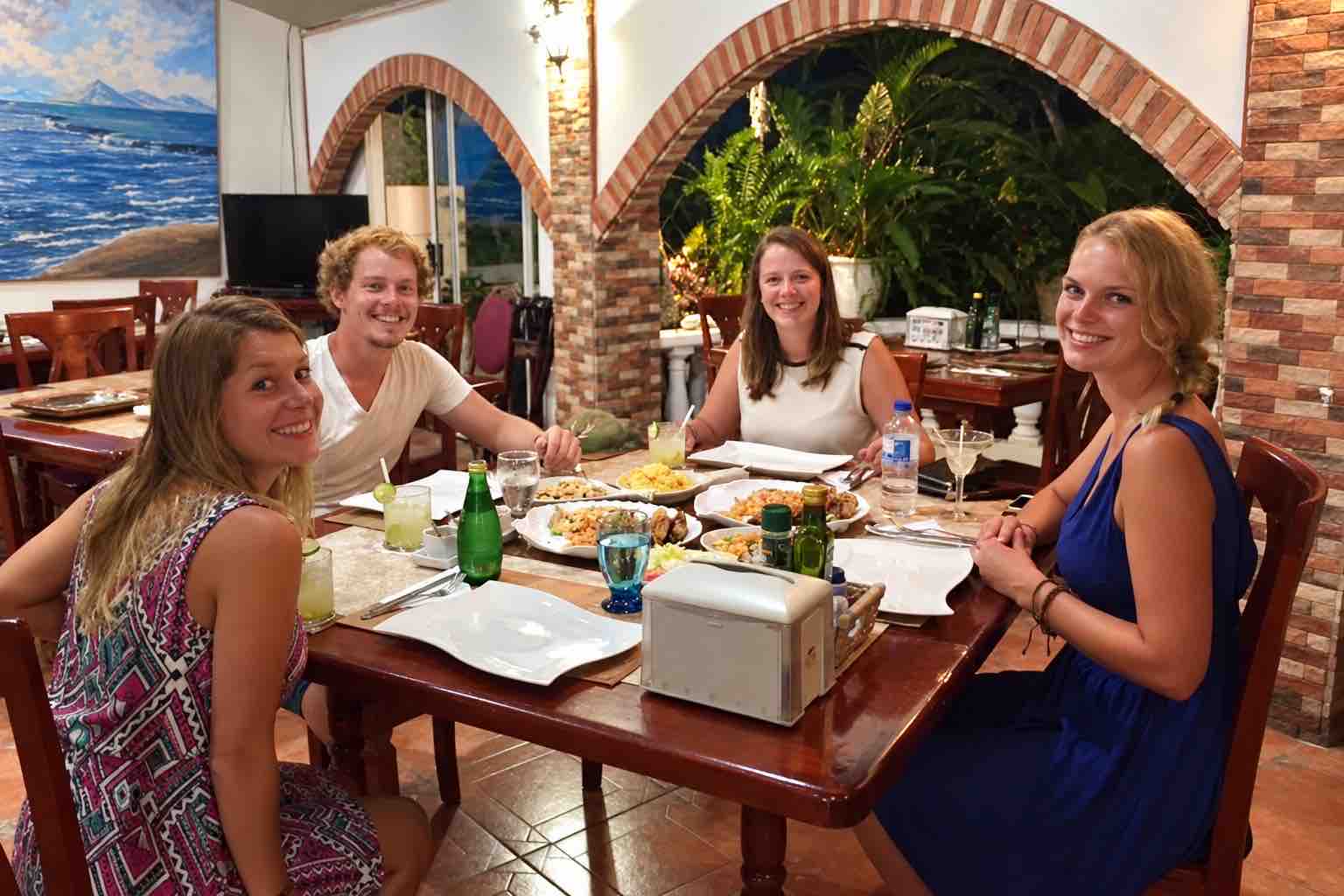 Pimienta y Sal – Four guests seated around a restaurant table beneath brick arches
