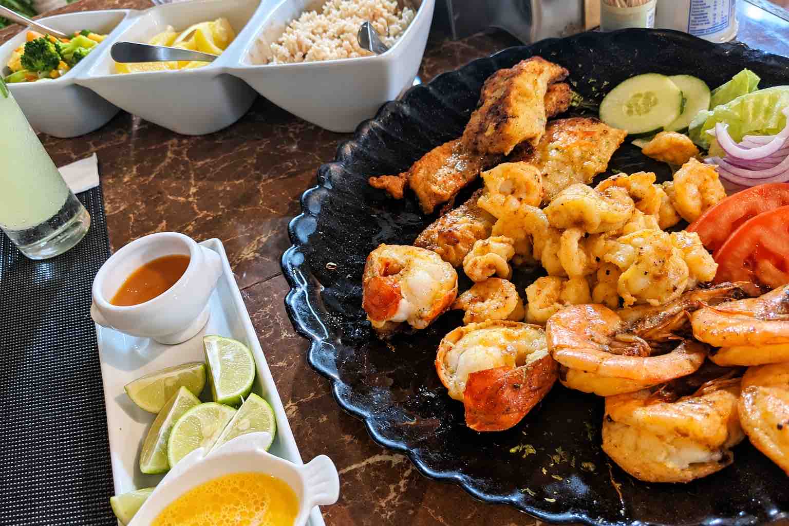 Pimienta y Sal – Seafood platter with shrimp, lobster pieces, fish, salad and lime