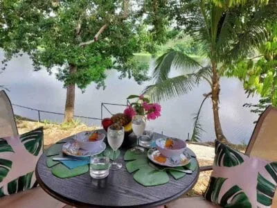 Casa de huéspedes en el Parque Nacional Chagres, mesa de comedor exterior con vista al lago