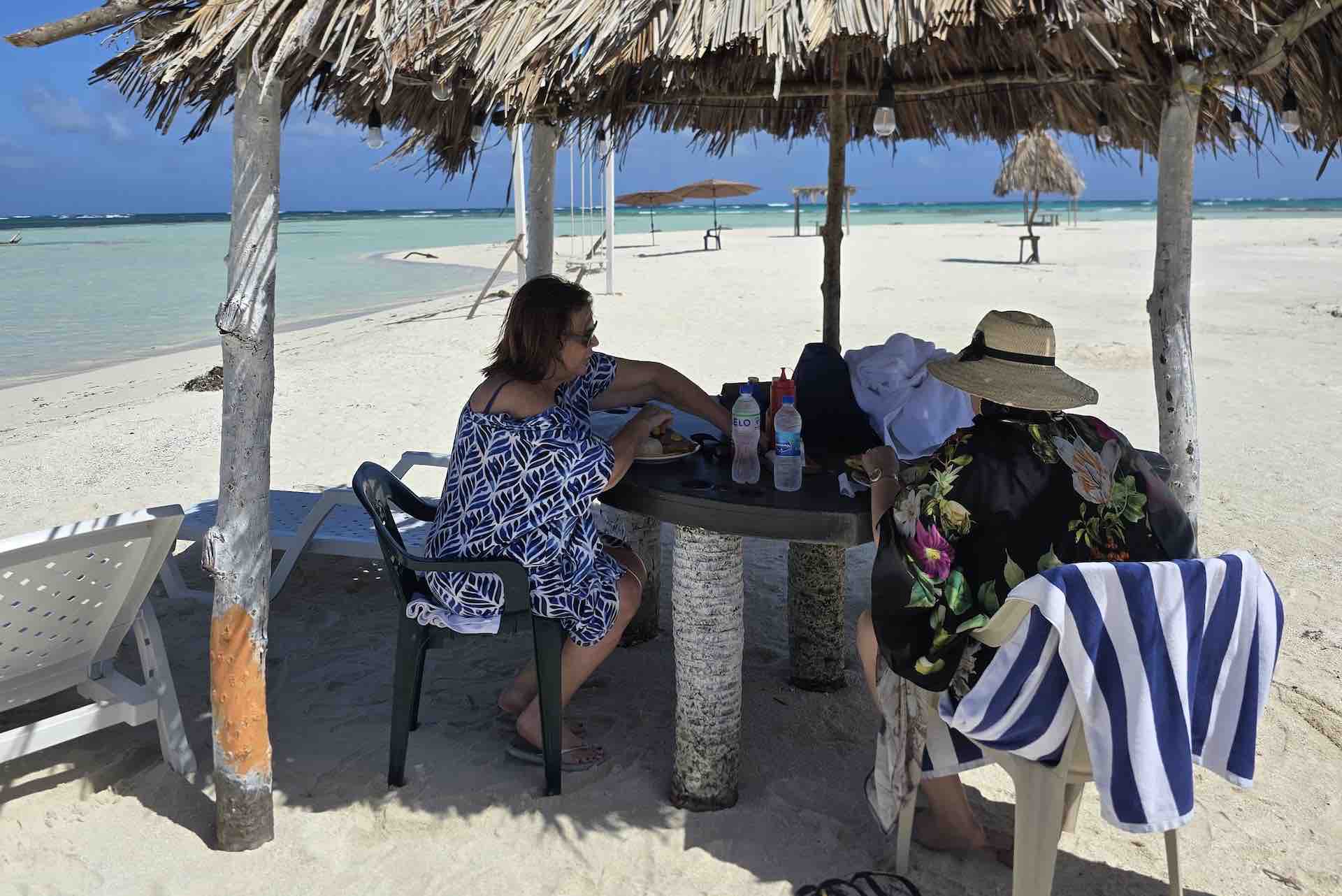 Guests enjoying island lunch during a San Blas Islands tour