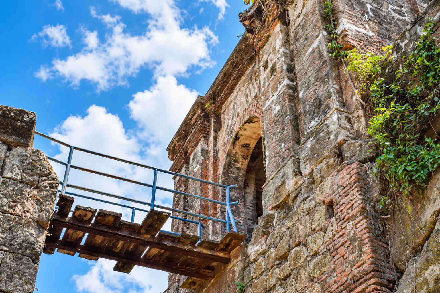 fort san lorenzo tour entrance bridge