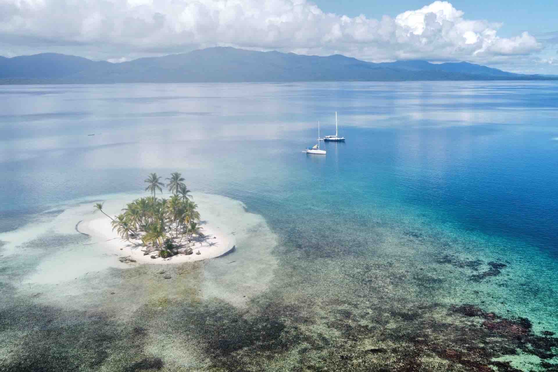 San Blas islands tour Holandeses panama tiny island with sailboats