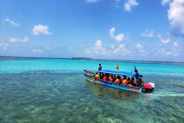 San Blas islands tour Holandeses panama tour boat with guests small San Blas islands tour Holandeses panama tour boat with guests small