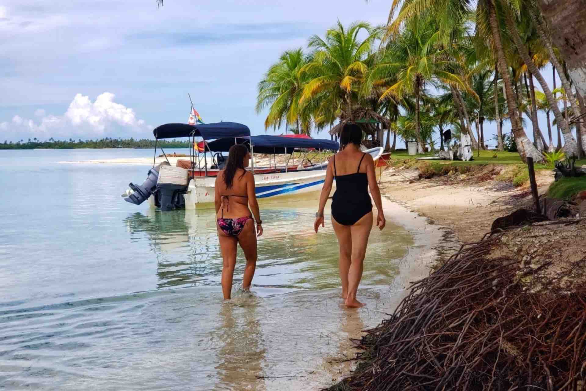 San Blas islands tour Holandeses panama walking on beach