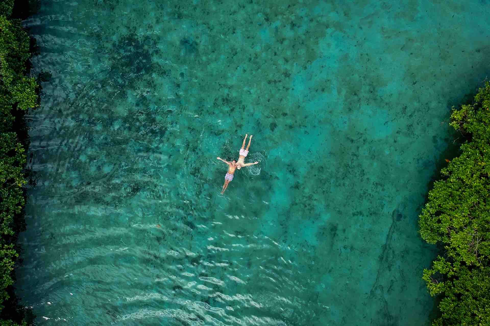 Venas Azules Panama Portobelo Tours couple floating from above
